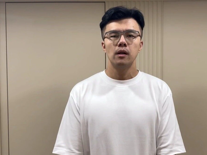 佀廣洋穿白色上衣，在道歉影片中對鏡頭說話