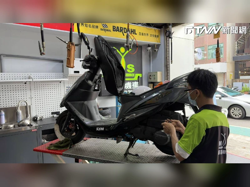 技師在機車行替機車做檢測