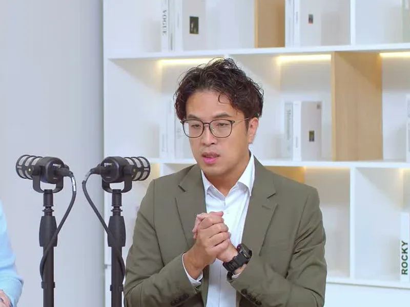 沈伯洋雙手合十放在胸前，對著麥克風說明民防要怎麼做