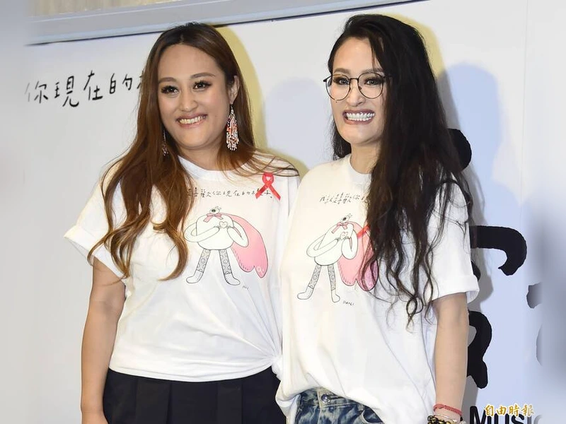 家家和姊姊紀曉君穿白色T恤一起出席活動