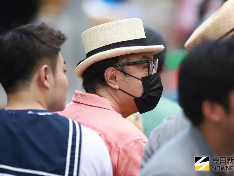 蔡康永戴草帽和黑色口罩，出現在沈伯洋競總成立大會現場