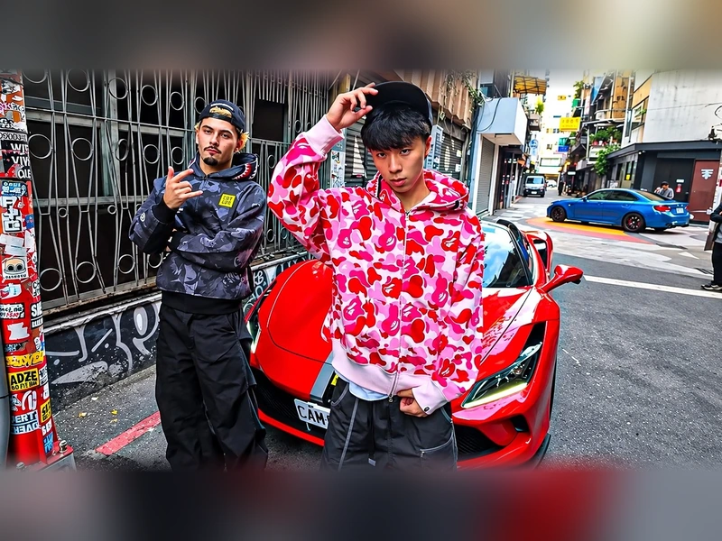 Ray 和 Braeden 站在紅色跑車前的台北街頭