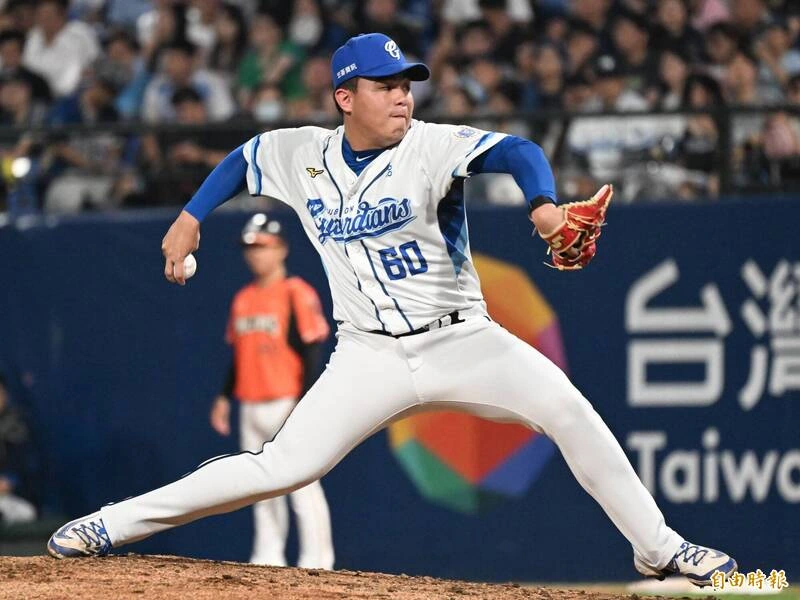 曾峻岳穿富邦悍將白色球衣,在投手丘上跨步投球