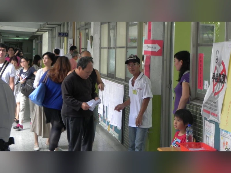 選民在投票所外排隊等候投票