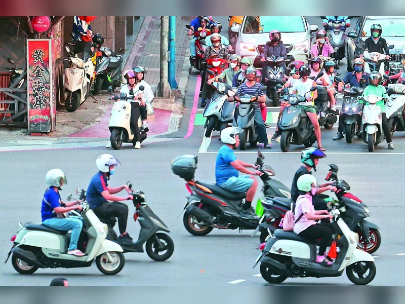 路口多台機車騎士等待通行