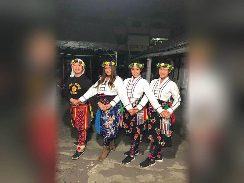 家家和家人穿卑南族傳統服飾合照