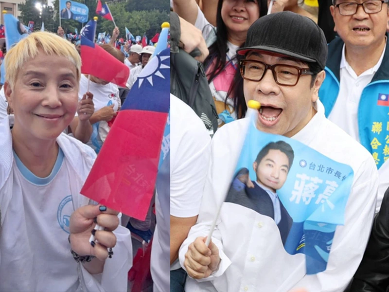李明依拿國旗和蔡康永在蔣萬安競總現場自拍，蔡康永拿著蔣萬安小旗張嘴笑