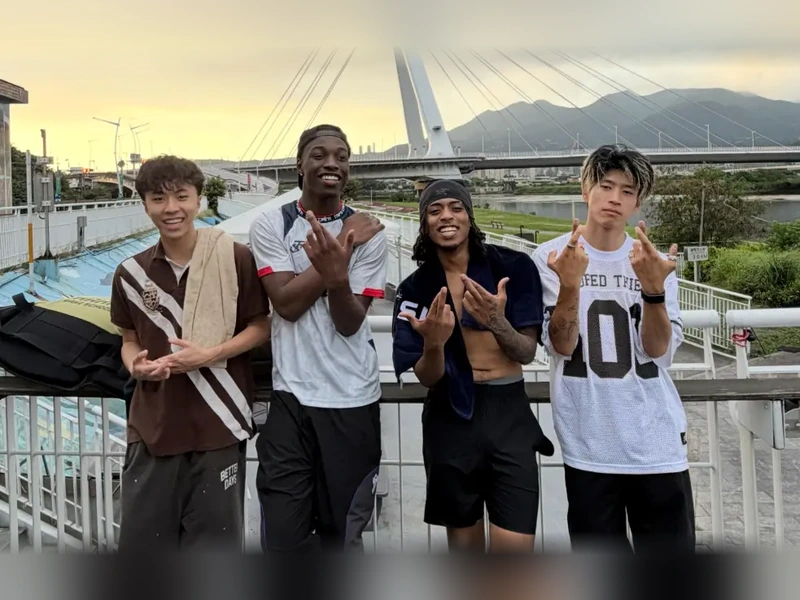 Ray 和三位朋友在台灣河堤邊比手勢合照
