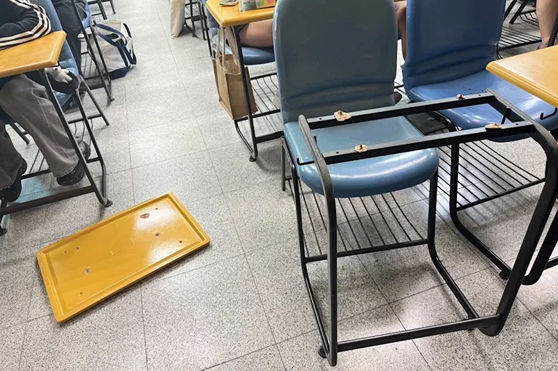 作家許榮哲受邀在亞大講課,卻因突然踢翻桌子的暴力行為引發關注。圖/翻攝threads p19_cye