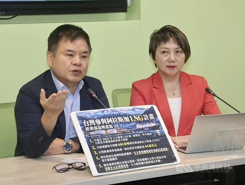 民進黨立法院黨團幹事長莊瑞雄(左)、書記長范雲(右)15日在立法院舉行記者會,對於黨籍立委賴惠員針對台北101董事長賈永婕備詢時服裝不夠「純樸」,莊瑞雄說,來自古都跟首都的人,對穿著的看法會有所不同,但立委該監督的是行政部門,管到衣櫃去是「管得比較寬」。