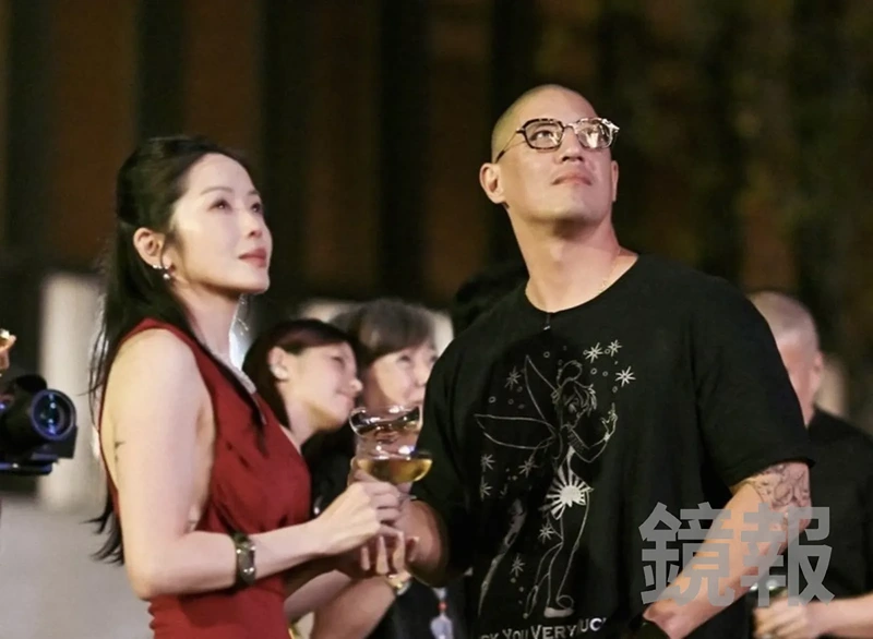 蔣友柏(右)向莊涵雲浪漫求婚。圖片來源:鏡報