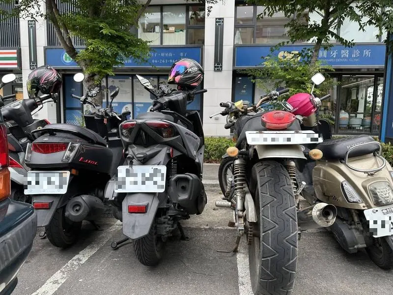 警方說，「翹牌」車主通常會辯解，即使翹牌，但後方也能明顯看見。（民眾提供）