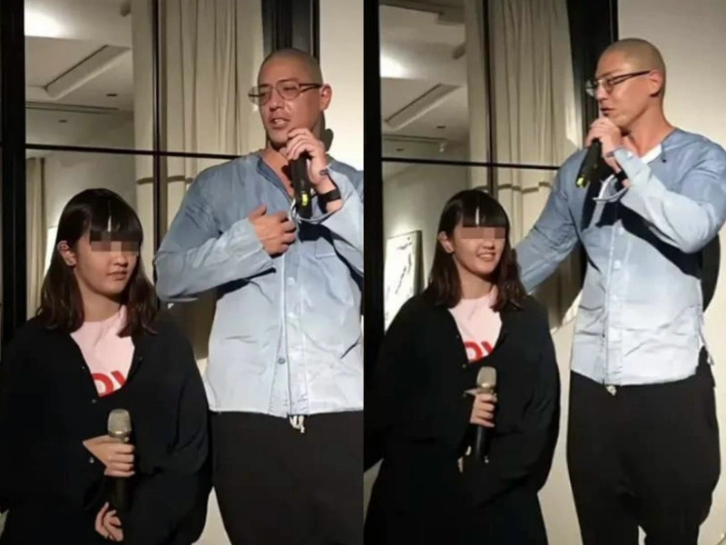 蔣友柏拿麥克風致詞,身旁的女兒也拿著麥克風,臉部打上馬賽克
