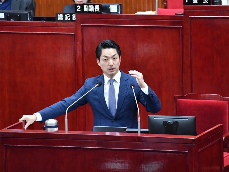 台北市長蔣萬安穿西裝在台北市議會備詢