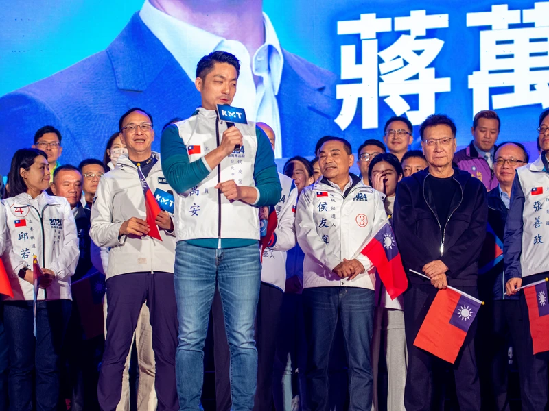 蔣萬安拿著麥克風在國民黨造勢晚會台上發言