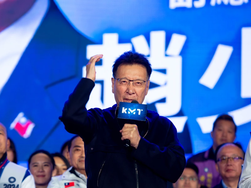 少康戰情室主持人趙少康,攝於 2024 年大選造勢晚會。圖片來源:曾成訓/Wikimedia Commons(CC BY 2.0)