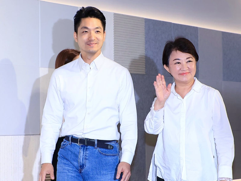 蔣萬安與盧秀燕穿白襯衫一起出席活動