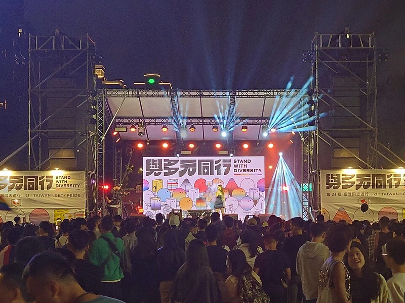 2023 年第 21 屆台灣同志遊行晚會舞台與台下人潮