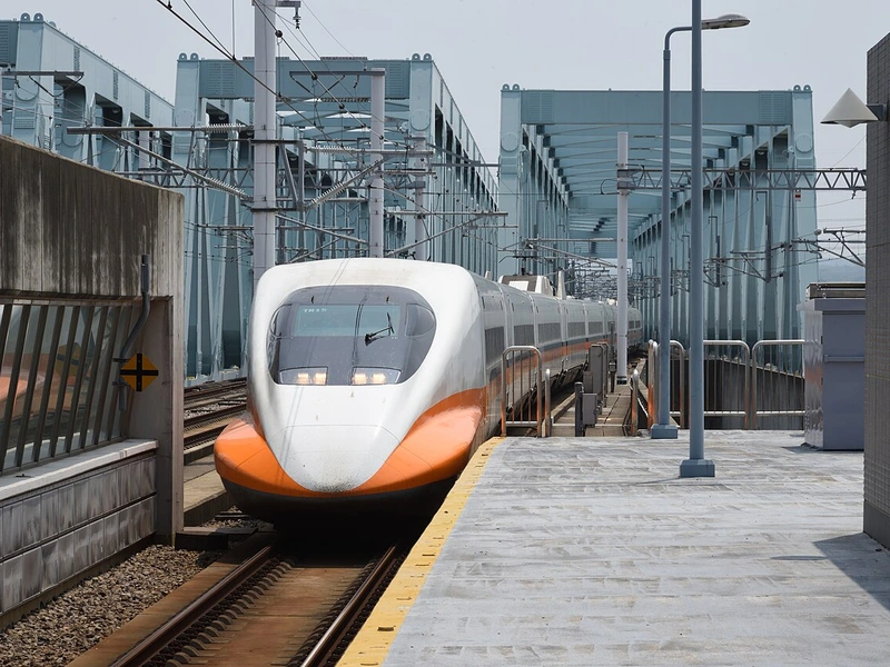 高鐵 700T 列車駛進台中站月台