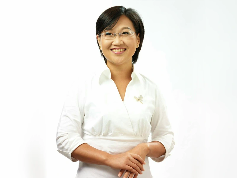 僑務委員會委員長徐佳青官方肖像,身穿白色襯衫