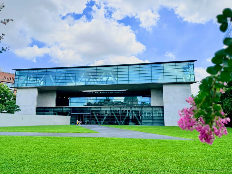 亞洲大學的玻璃帷幕建築與草地