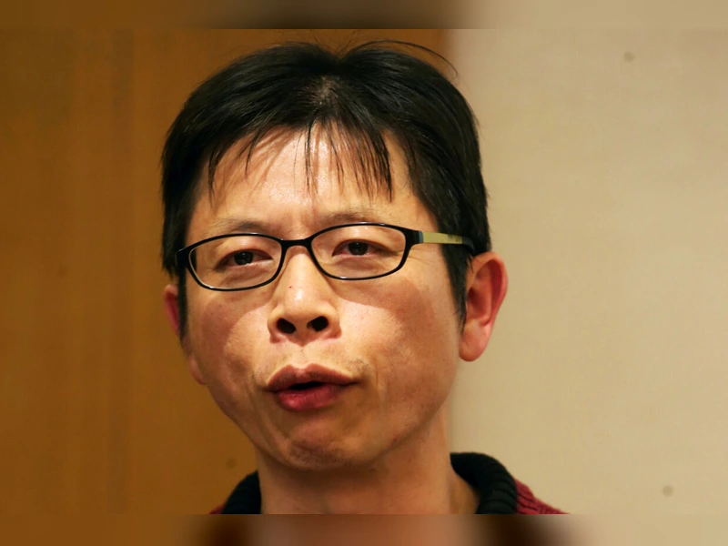 作家許榮哲說話時的特寫