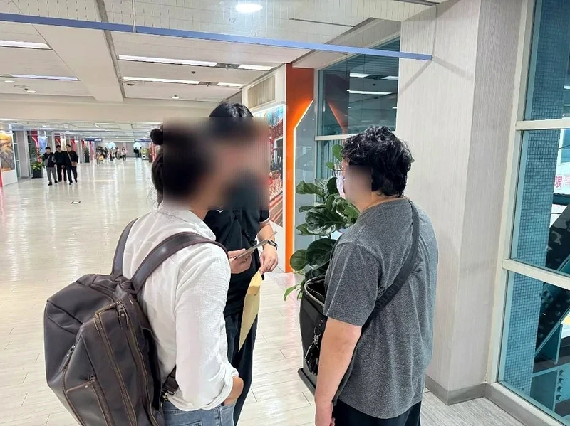 台南地檢署查出，井女李姓丈夫（灰衣男）為她投保3千萬元，本月24日指揮刑事局搜索、拘提，複訊後26日依共同殺人等罪聲押禁見獲准。圖／檢方提供