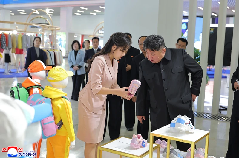 金正恩 19 日參觀了平壤的「2026 全國服裝及鞋類展覽」,李雪主和金主愛一起去。