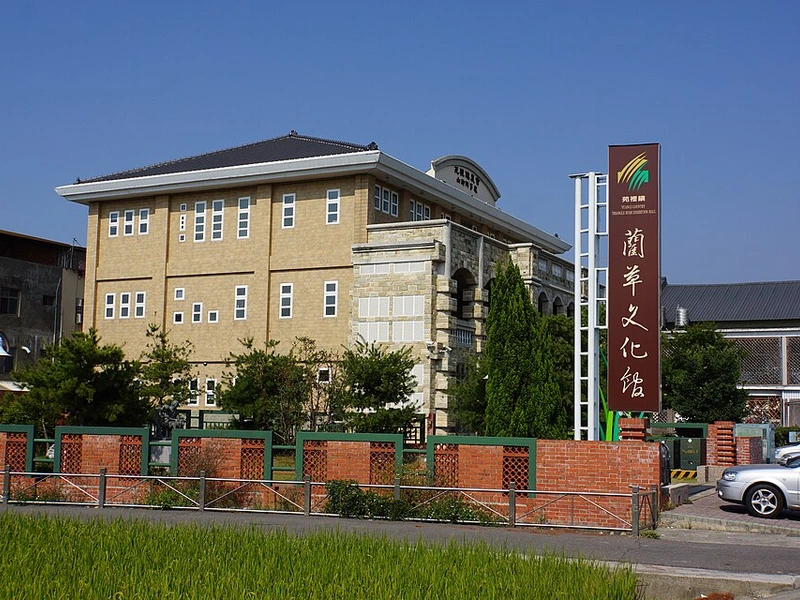 苗栗縣苑裡鎮農會山腳辦事處的建築外觀與稻田