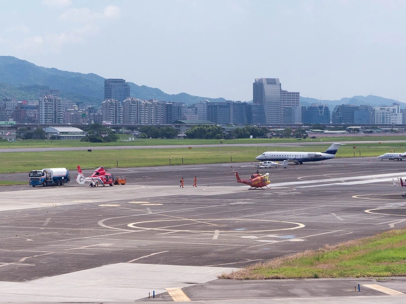 松山機場直升機停機坪上的空勤總隊紅白色直升機與加油車