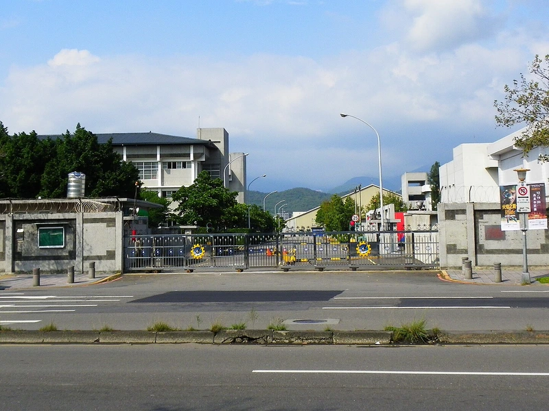 空軍松山基地的東側大門與門口道路