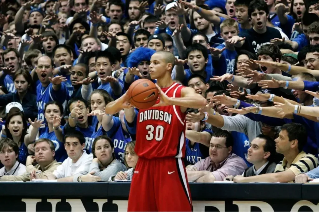 柯瑞在當時NCAA也創下單季最多三分球紀錄,他帶隊在 NCAA 錦標賽一路打進菁英八強,對岡薩加拿下 40 分、對威斯康辛拿 33 分。