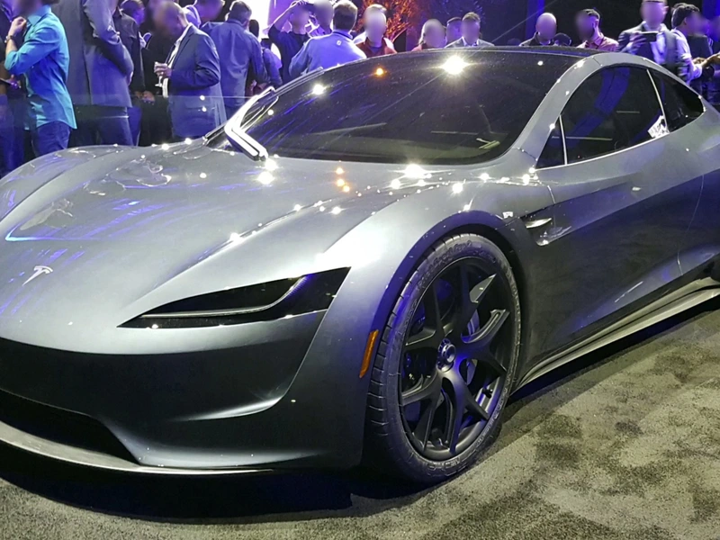 2017 年展示的灰色二代 Tesla Roadster 原型車
