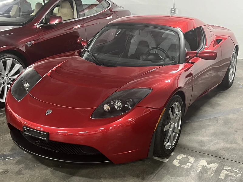 紅色 2008 年初代 Tesla Roadster