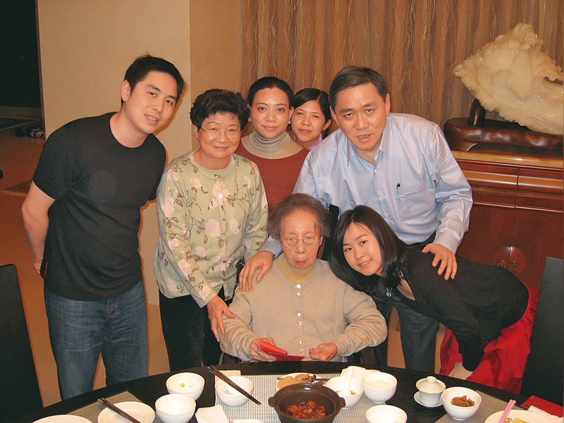 王文洋和家人圍著餐桌合照