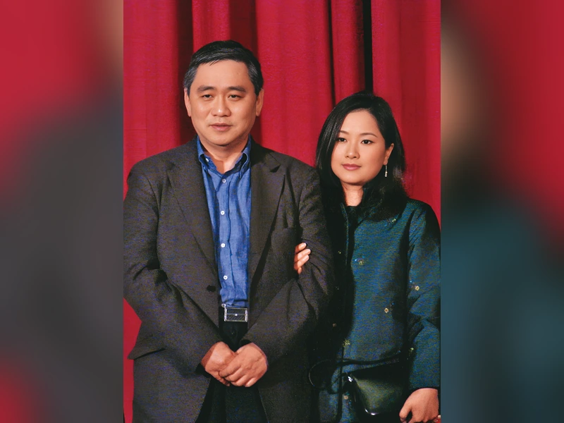 王文洋和呂安妮站在紅色布幕前合照