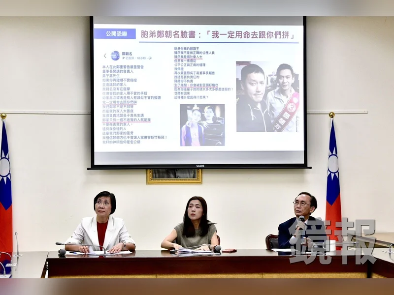 美麗島電子報董事長吳子嘉拿著麥克風發言