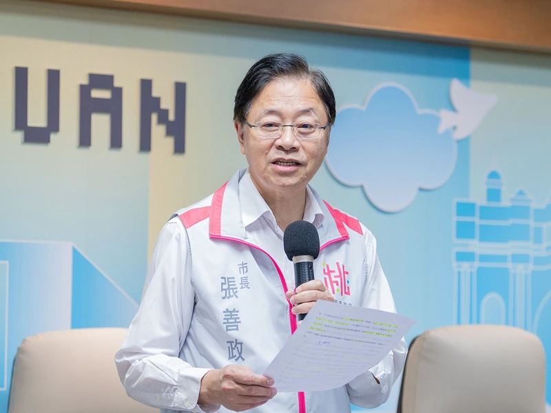 桃園市長張善政在記者會上拿著講稿發言