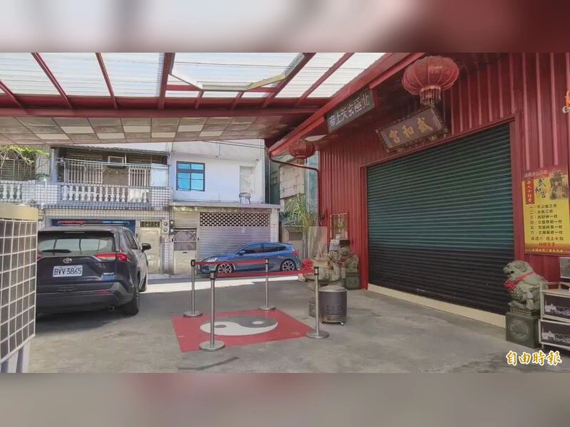 警方在武和宮入口處了解狀況，旁邊停著警車