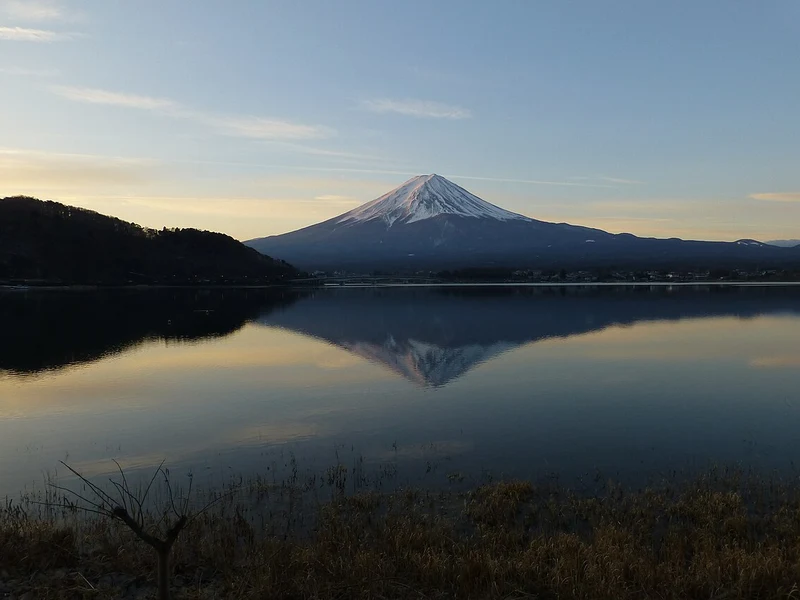 從河口湖遠眺富士山的湖景